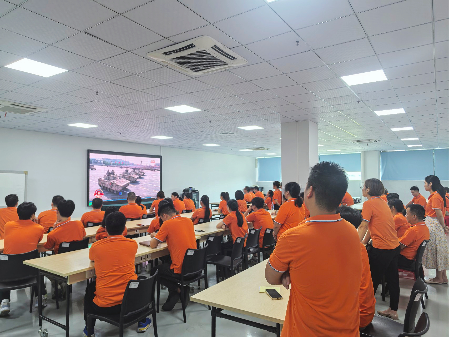 八戒神马影院科技-熱血鑄軍魂，同心向未來——八戒神马影院員工共觀閱兵儀式